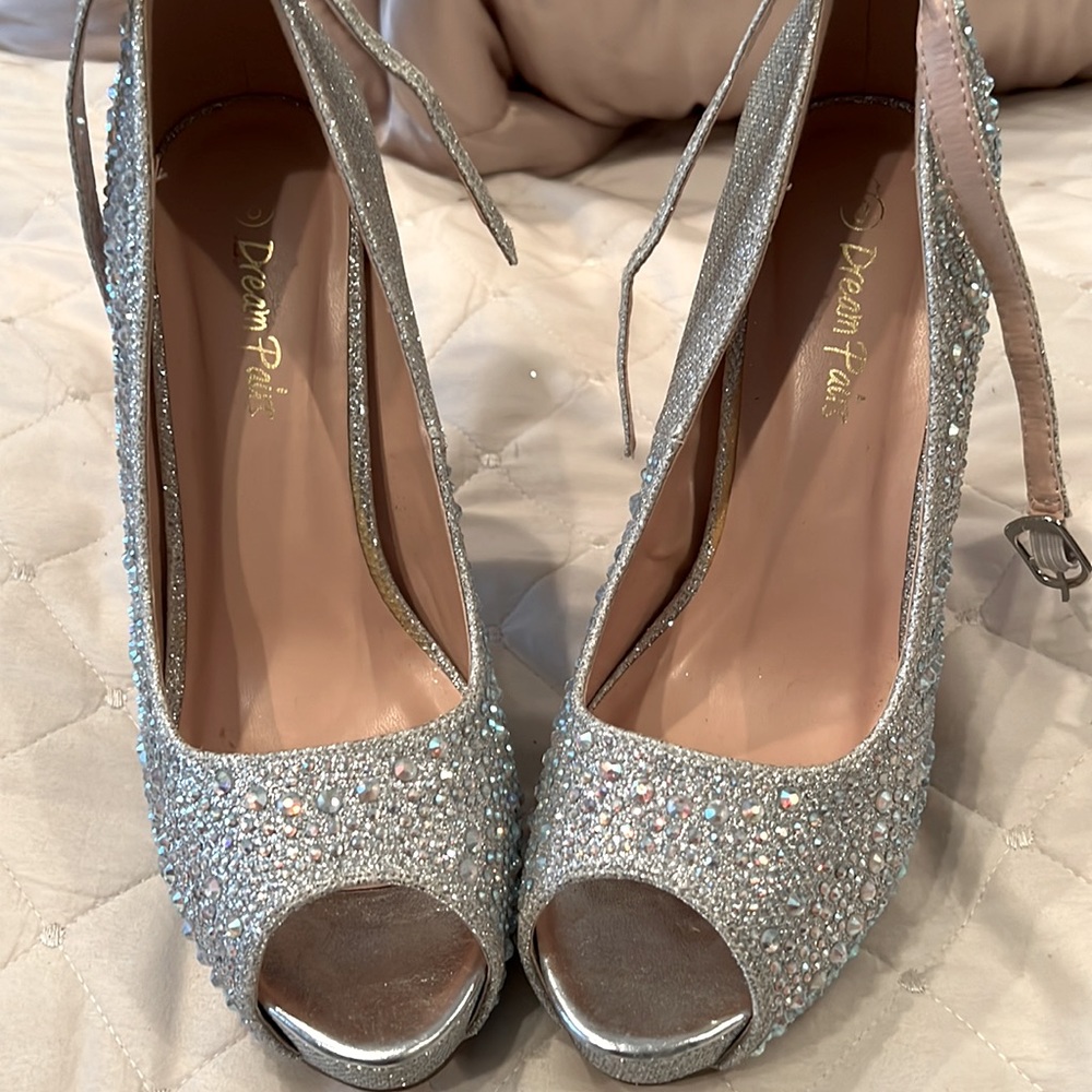 Silver Heels - Picture 2 of 3